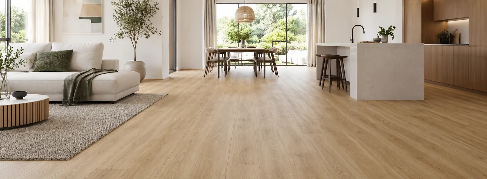 Moderner Klebevinylboden in nat&uuml;rlicher Holzoptik in einem hellen, offenen Wohnraum. Die ruhige Dielenstruktur und geringe Aufbauh&ouml;he eignen sich besonders f&uuml;r moderne Renovierungen und harmonische Wohnkonzepte.