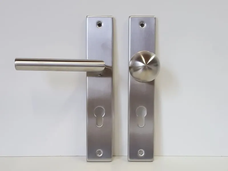 \\192.168.193.69\Shop\T&uuml;ren\Zubeh&ouml;r\Langschild-Garnituren\Griffwerk Modell Lucio\Lucio PZ.jpg