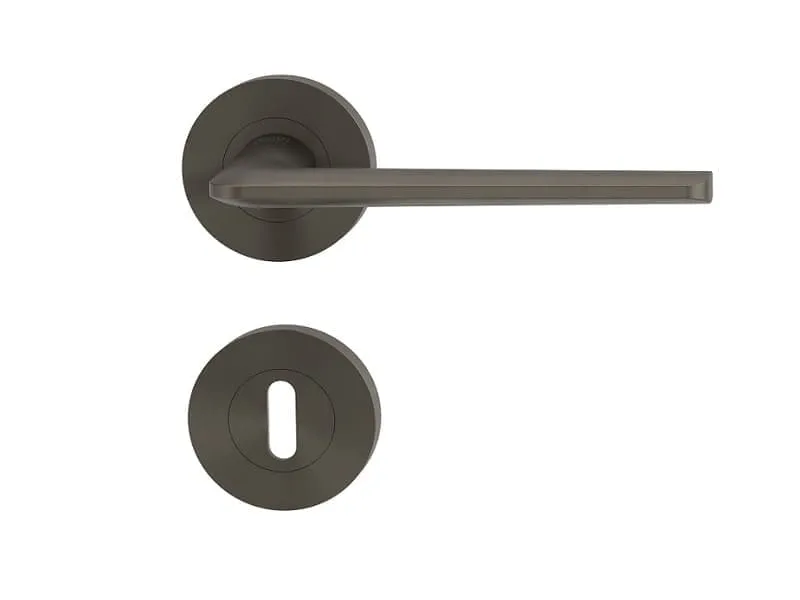 \\192.168.193.69\Shop\T&uuml;ren\Zubeh&ouml;r\T&uuml;rgarnituren\Griffwerk Modell Remote\Pb_Griffwerk_REMOTE_BB_kaschmirgrau.jpg