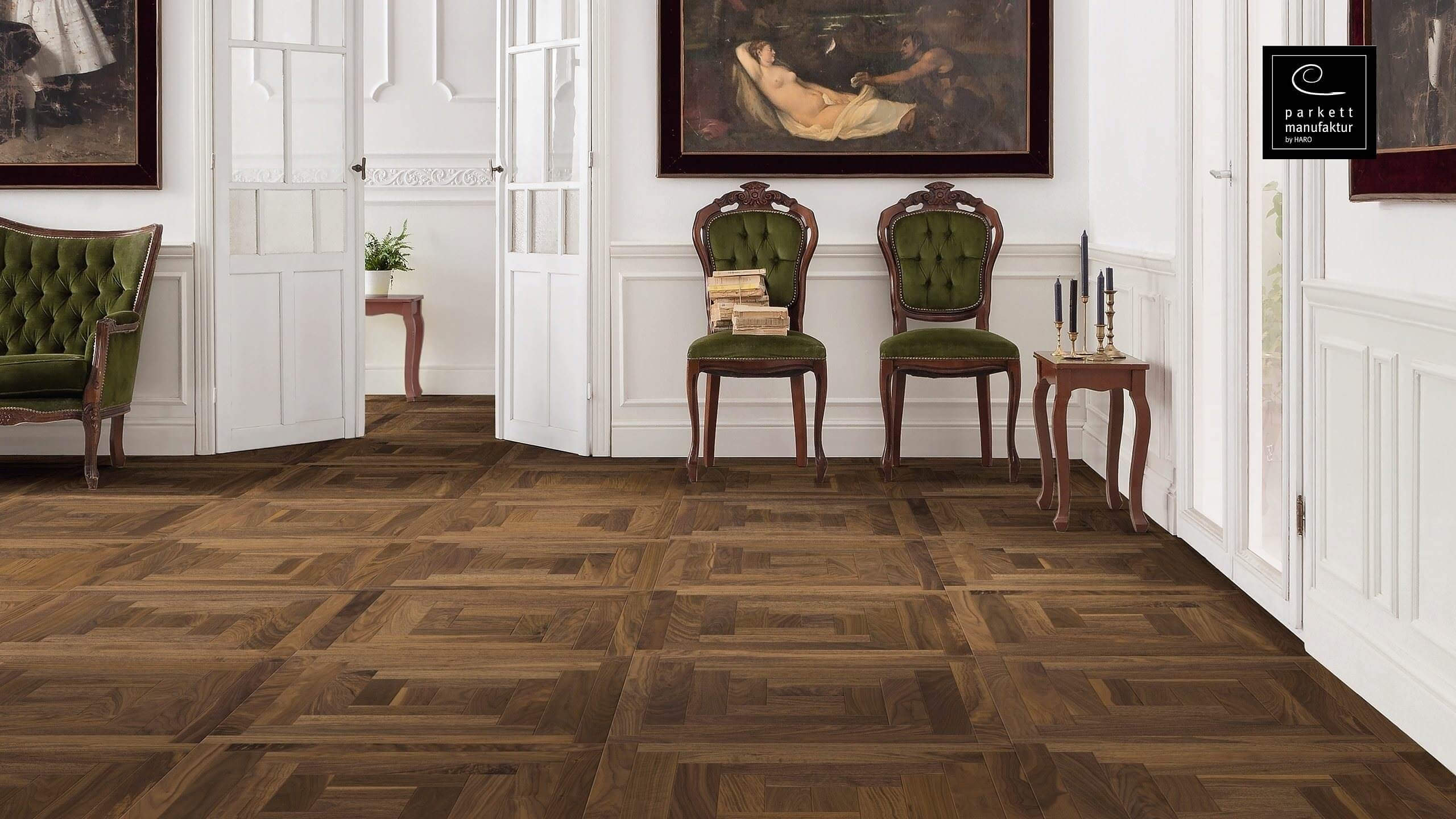Klassischer Salon mit geometrischem Tafelparkett aus dunklem Holz