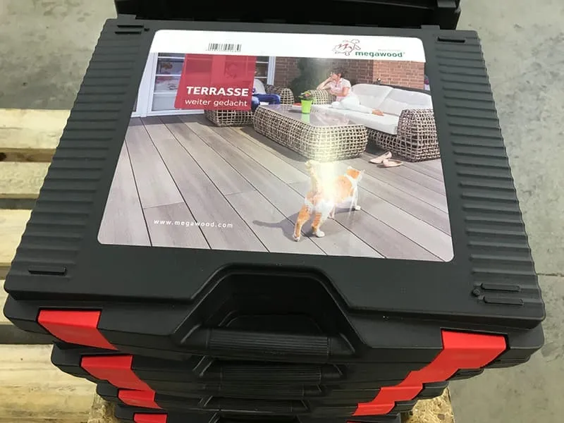 \\192.168.193.69\shop\Holz im Garten\Terrassendielen\Musterbox\Pb_megawood_Musterkoffer.jpg